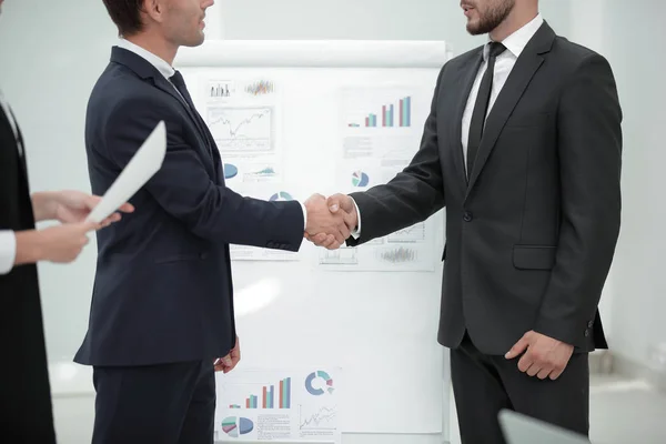 Close up.handshake des partenaires commerciaux avant la présentation de l'entreprise — Photo