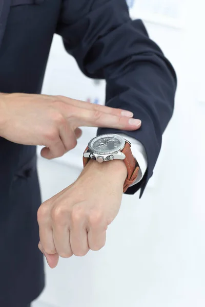 Cerrar up.business hombre mirando su reloj de pulsera —  Fotos de Stock