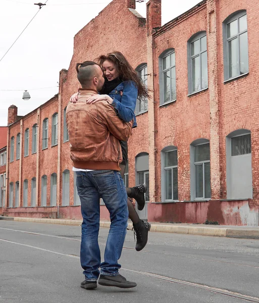 Mutlu genç adam şehir sokakta kız arkadaşı sarılma . — Stok fotoğraf