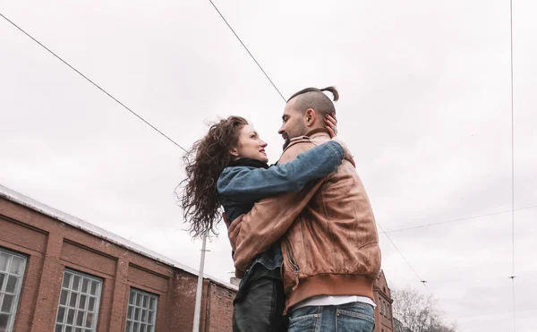 Casal apaixonado abraçando de pé na rua da cidade — Fotografia de Stock