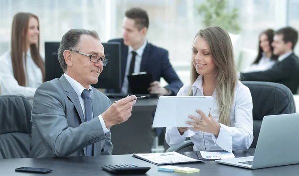 Empleados que utilizan tabletas digitales para trabajar con datos financieros — Foto de Stock