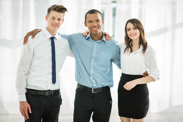 Ritratto di un amichevole team di lavoro sullo sfondo dell'ufficio — Foto Stock