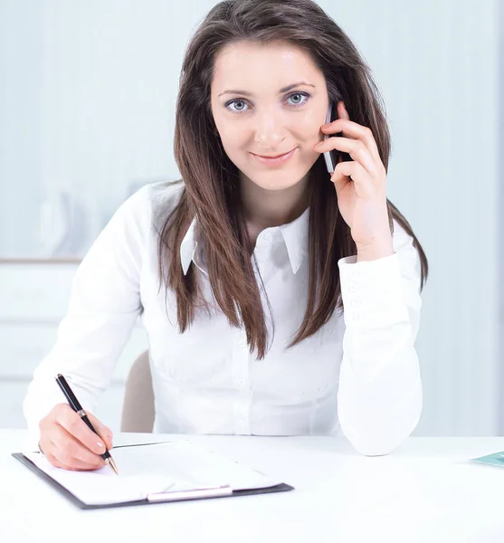 Επιχειρήσεων γυναίκα συζητήσει εργασίας εγγράφων σε ένα κινητό τηλέφωνο — Φωτογραφία Αρχείου