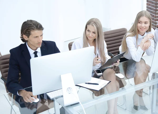 Bedrijfsgroep tijdens een workshop in het kantoor — Stockfoto