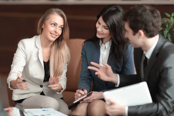 Obchodní žena mluví se svým obchodním týmem — Stock fotografie