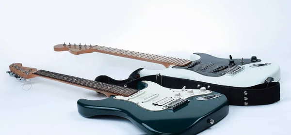 Zbliżenie. dwie stylowe gitary elektryczne. na białym tle. — Zdjęcie stockowe