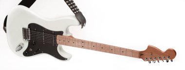 Beyaz bir arka plan üzerinde closeup .modern elektro gitar.