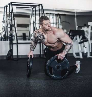fitness salonunda eğitim güzel kaslı adam
