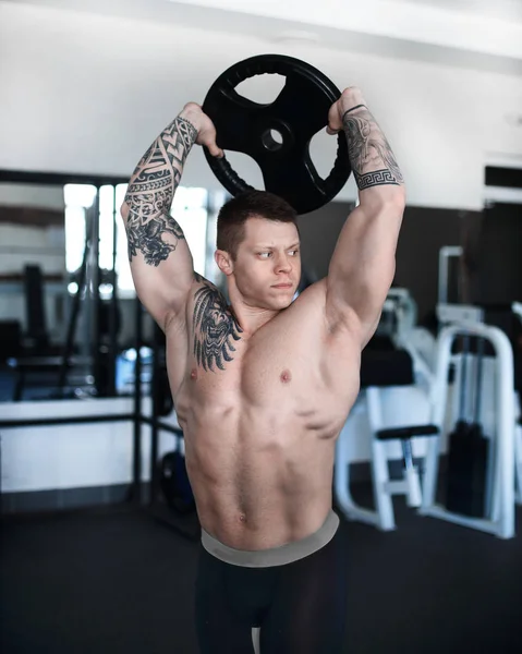 Culturistas con propósito en el entrenamiento en el gimnasio — Foto de Stock