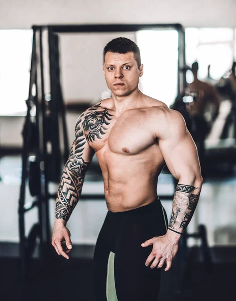 Beautiful bodybuilder trainer showing off his body — Stock Photo, Image