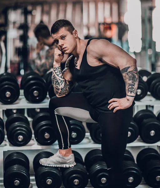 Celowy muskularny facet stojący w siłowni — Zdjęcie stockowe