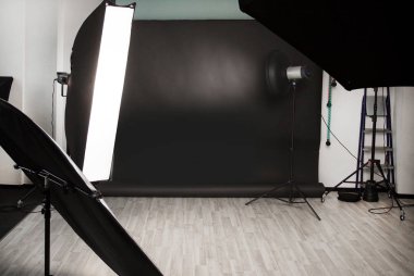 aydınlatma ekipmanları çeşitli fotoğraf Studio. kopya alanı ile fotoğraf