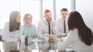 İK yöneticileri grup röportaj genç bir kadın aday