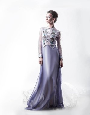 tam büyüme. şık bir Abiye içinde poz çekici genç kadın.