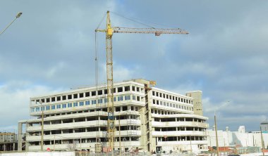 İnşaat alanında yeni b arka planı üzerinde Vinçler