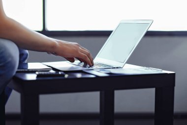 yakın çekim.modern adam bir dizüstü bilgisayarda çalışıyor.