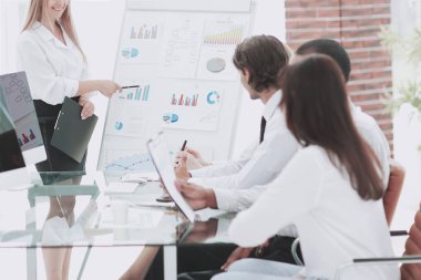 Şirketin finansal strateji tartışırken iş takım