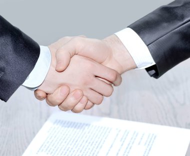 yakın çekim. sözleşme imzalama sonra karşılıklı iş ortakları.