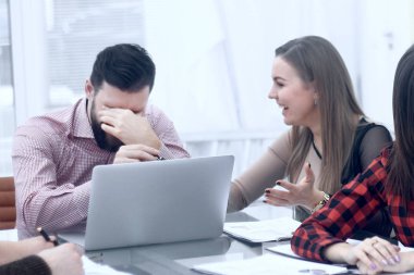 İş adamı iş ekibiyle bir brifing düzenliyor.