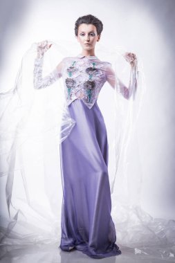 şık bir elbise genç kadın model .