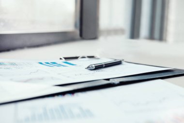 kalem ve mali belgeler ofisteki masaüstünde