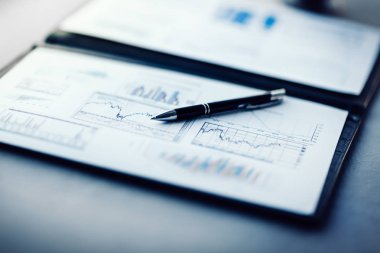 ofiste Masa üzerinde kalem ve pano