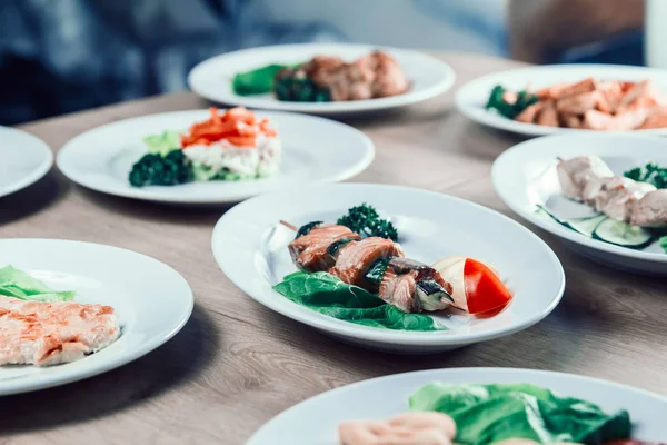 Barbecue on wooden skewers with fresh vegetables. — Stock Photo, Image