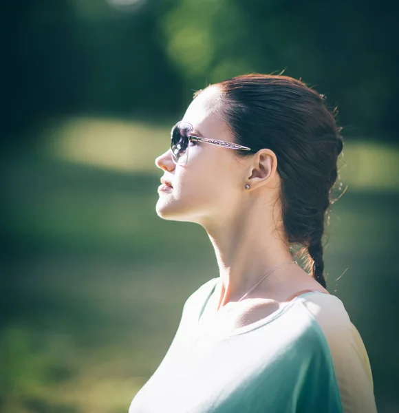 Side view. modern confident girl in sunglasses — Stock Photo, Image