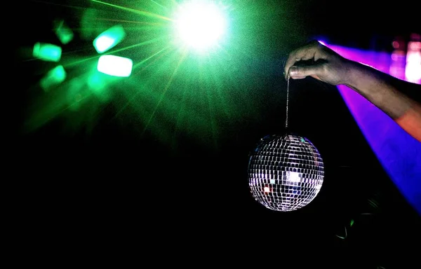 Mão DJ detém bola disco. foto com espaço de cópia — Fotografia de Stock