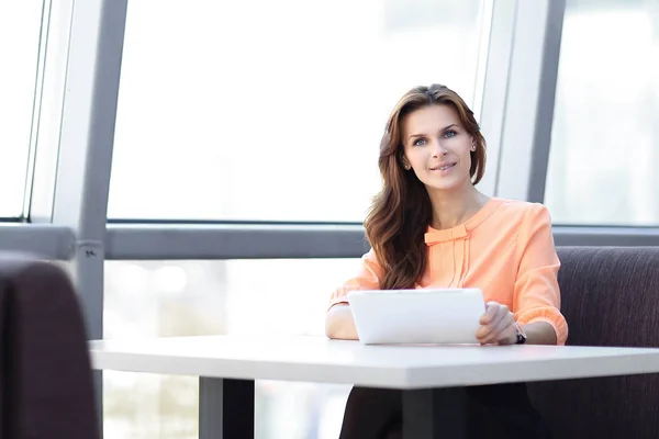 Consultor mulher usando um tablet digital no local de trabalho no escritório — Fotografia de Stock