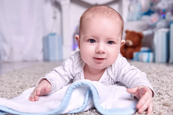 Söt baby ligger på mattan i vardagsrummet mysigt — Stockfoto