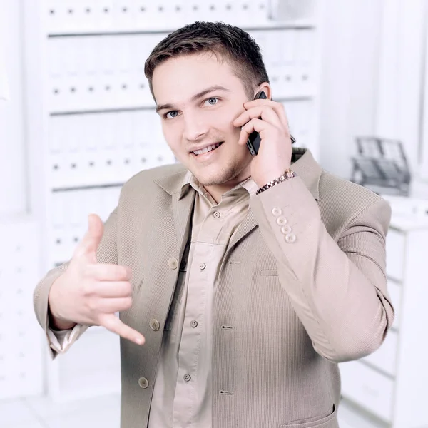 Jeune homme d'affaires parlant sur téléphone mobile — Photo