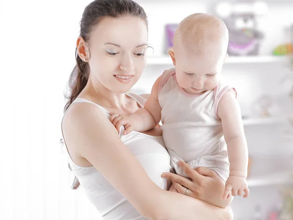 Young mother uses a laptop for freelance work at home — Stock Photo, Image