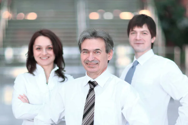 Retrato negocio grupo de trabajo de pie en la oficina . —  Fotos de Stock