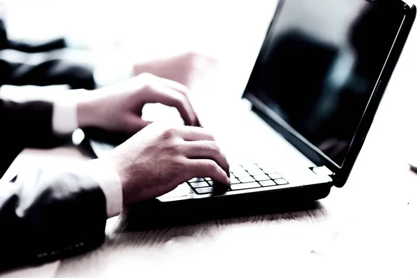 Close up.businessman digitar texto no laptop. pessoas e tecnologia — Fotografia de Stock