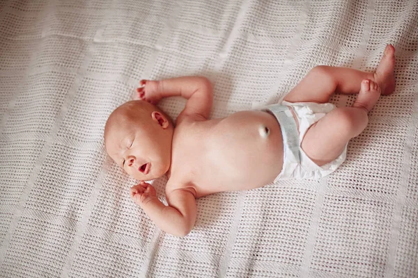 Lindo bebé recién nacido niño acostado en una manta . —  Fotos de Stock