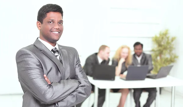 Framgångsrik ung affärsman på bakgrund av office — Stockfoto