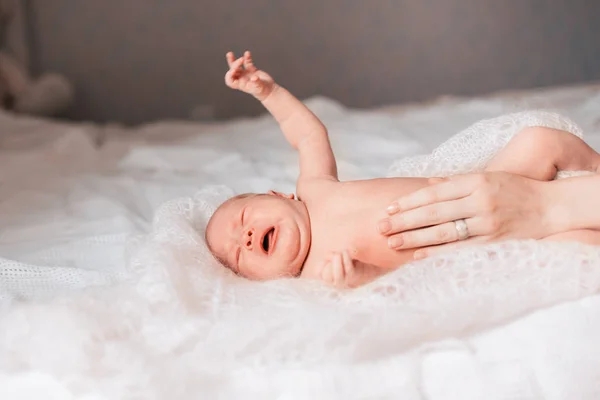 Mooie pasgeboren meisje liggend op een deken en op zoek weg met nieuwsgierigheid. — Stockfoto