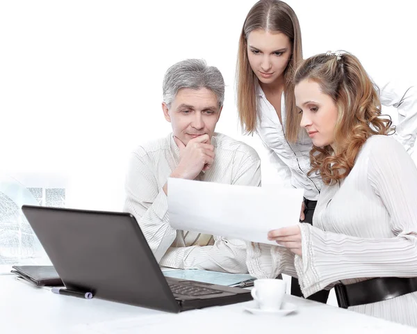 Старший менеджер и сотрудники, глядя на экран ноутбука — стоковое фото
