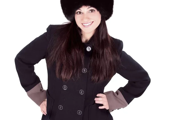 Giovane donna in abiti invernali e cappello di pelliccia. Isolato su sfondo bianco — Foto Stock