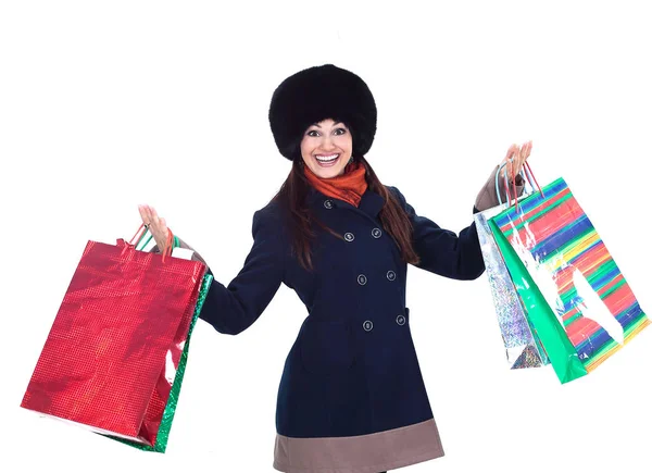 Jonge vrouw in winterkleren met shopping tassen — Stockfoto