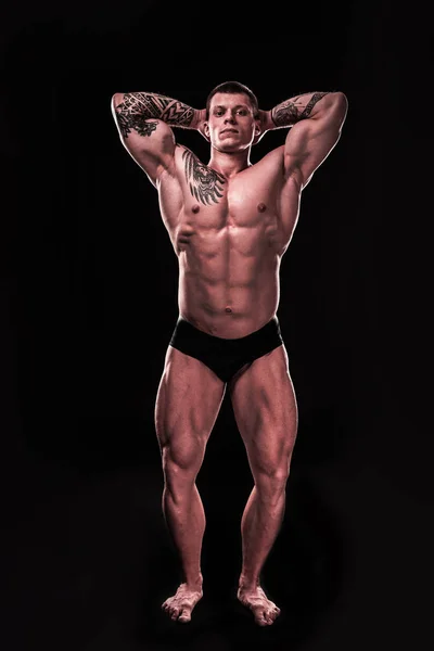 En pleno crecimiento. guapo culturista chico mostrando su hinchado músculos — Foto de Stock