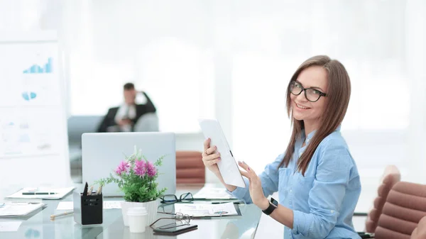 Framgångsrik affärskvinna på arbetsplatsen i office — Stockfoto
