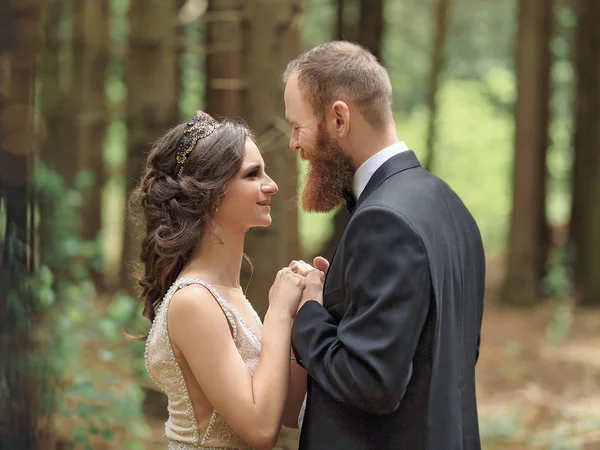 Bela no amor casal olhando uns para os outros — Fotografia de Stock