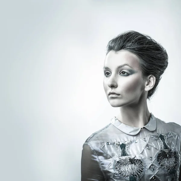 Şık saç ve akşam makyaj moda kadın portresi — Stok fotoğraf