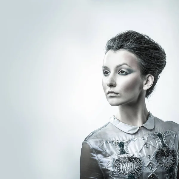 Retrato de la mujer de moda con el pelo elegante y maquillaje de noche —  Fotos de Stock