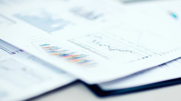 Růstové grafy a finanční údaje na kancelářského stole — Stock fotografie
