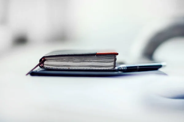 Щоденник, ручка і буфер обміну в офісі Стіл — стокове фото