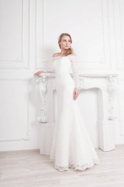 tam büyüme. şık beyaz elbise güzel gelin.