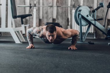 erkek vücut geliştirmeci şınav yapar. kopya alanı ile fotoğraf